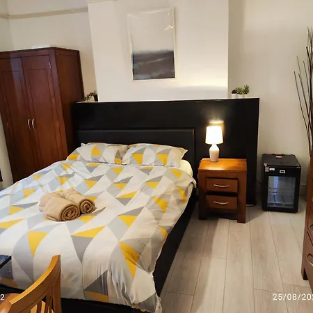 St Lucia Women Only Lodge Leicester Long Stays-2